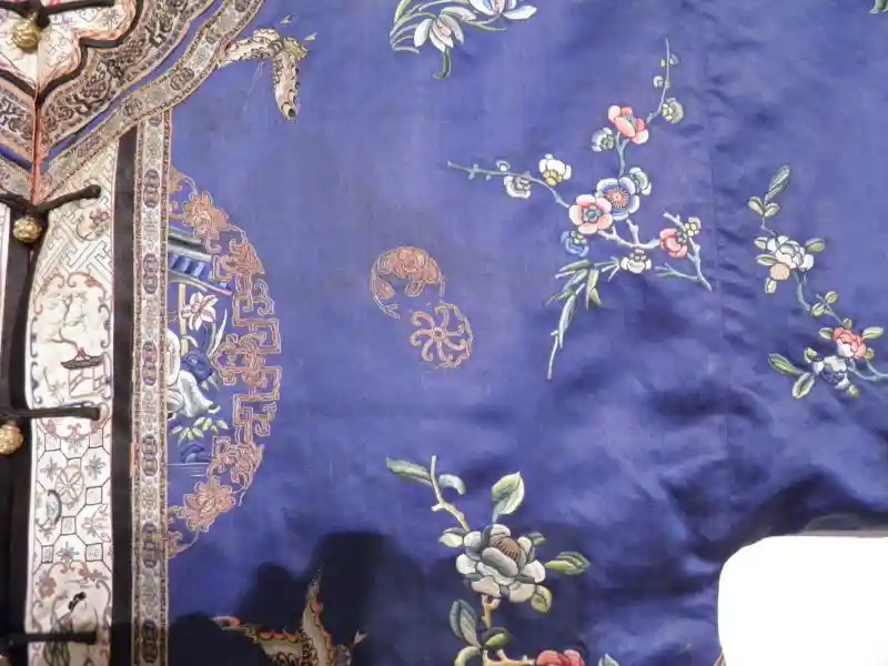 Curvy rays of a solar disc